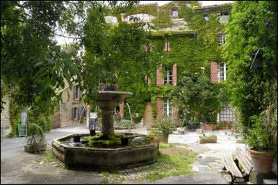 Qui est l'auteur-compositeur-interprète de la chanson ''La Maison près de la fontaine'' ?