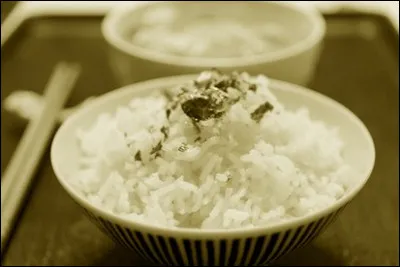Pour manger là-bas, il faut acheter au moins deux baguettes. Je suis donc...