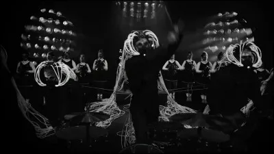 Complétez : 
"Die Rücken nass, die Hände..."