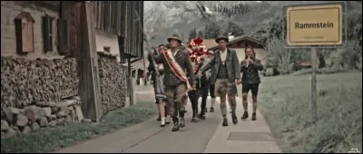 Complétez : 
"Das Leben stumpf, der Alltag..."