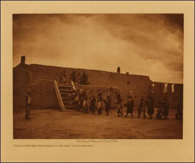 Tout cela lui permet, fait extrêmement rare pour un non-Hopi, ... (Complétez !)