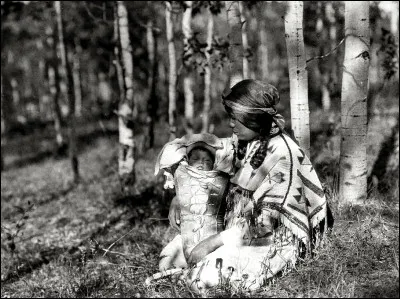 Retrouvant des "tribus oubliées", il va collecter aussi environ ... chants : de quelle manière ?