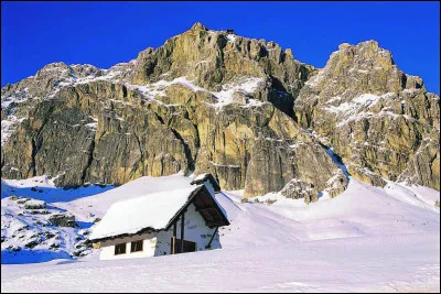 Tu fais du ski.
Des gens te demandent de les prendre en photo.
Que fais-tu ?