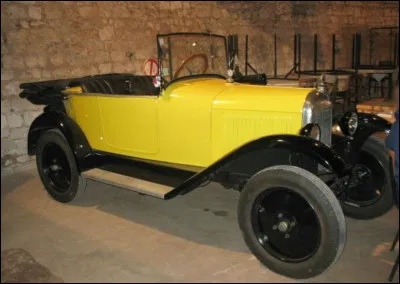 Fabriqué à partir de 1922, ce modèle proposé en deux places est réputé facile à conduire et séduit avec ses vitres latérales qui protègent les dames du vent. Qui est le constructeur français à l'origine de ce modèle surnommé "citron" ?