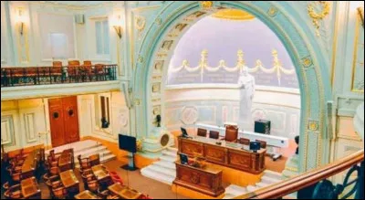 Double prix Nobel pour cette physicienne qui a été élue le 7 février 1922 à l'Académie de médecine pour son travail et ses recherches. Qui est cette lauréate qui sera la toute première femme à devenir membre de cette académie masculine sans avoir candidaté elle-même ?