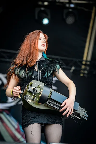 Complétez : 
"Kalte Winde weh'n durchs..."