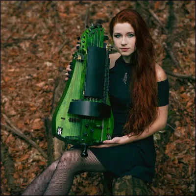 Complétez : 
"Bald schon deckt Schnee alles..."