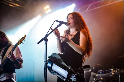 Complétez : 
"Immerfort dreht sich das..."