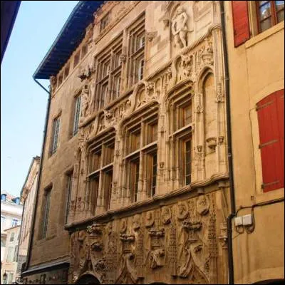 Quelle ville travers&eacute;e par la Nationale 7 abrite la maison des T&ecirc;tes et le kiosque Peynet ?