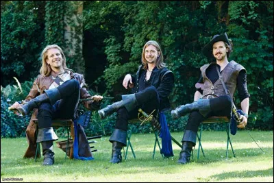 Complétez : 
"Auf der Straße liegt das..."