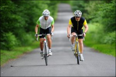 Circulation | Savoir se déplacer en groupe.
Les deux cyclistes ont le droit de circuler côte à côte...
(Une réponse)