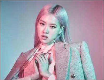 À quel groupe sud-coréen la chanteuse Rosé appartient-elle ?