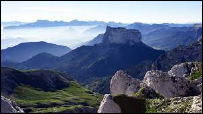 Nous commençons notre périple en région Auvergne-Rhône-Alpes. Reconnaissez-vous cette montagne ?