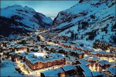 Woaw, quel beau paysage. Nous sommes dans une station de ski située dans les Alpes françaises, juste à côté de la frontière italienne. Quel est le nom de cette station ?