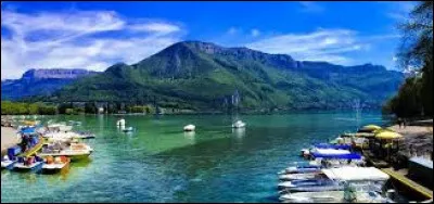 Nous passons de la Savoie à la Haute-Savoie afin de contempler ce sublime lac.