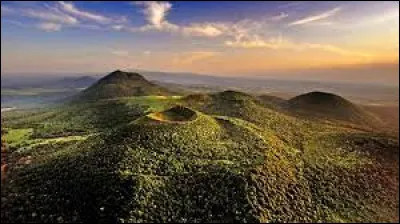 Nous nous rendons dans le Massif central afin d'observer la chaîne des Puys. Combien y a-t-il de volcans dans cette chaîne ?