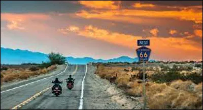 Ce chanteur, né sur l'île de la Réunion était sur la route toute la sainte journée.