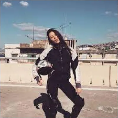 Dans cette s&eacute;rie, comme s'appelle celle qui conduit une moto ?