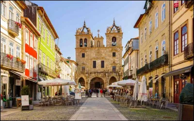 Ville portugaise, située dans le nord du pays :