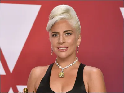 Célèbre actrice et interprète, née Stefani Germanotta :