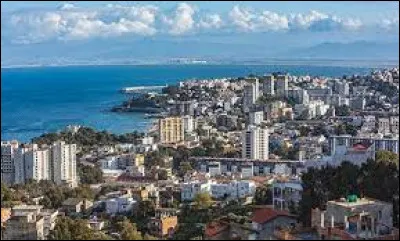 Ville d'Algérie, fondée par les Romains sous le nom d'Hippone, appelée Bône pendant la colonisation française :