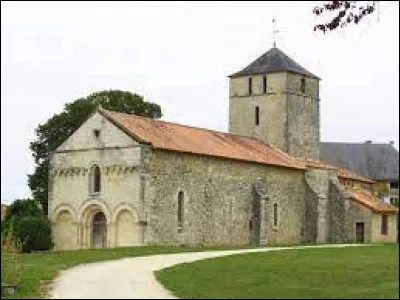 Vous avez sur cette image l'&eacute;glise Saint-Sylvestre, &agrave; Montalembert. Village n&eacute;o-aquitain, dans l'arrondissement de Niort, il se situe dans le d&eacute;partement ...