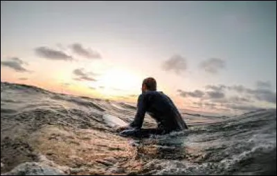 Comment s'appelle le champion du monde actuel de surf ? (2022)