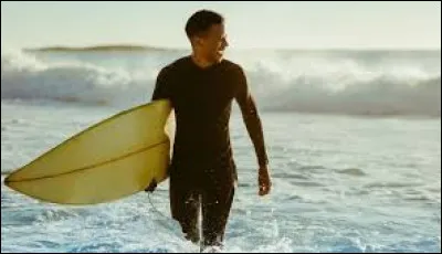 Sur quelle console est sorti le jeu vidéo "Surfing H3O" en 2000 ?