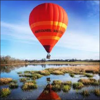 Que faut-il ajouter à "mon" pour obtenir le nom d'un aérostat composé d'une nacelle surmontée d'une enveloppe légère et dont la sustentation est assurée par l'air chauffé qu'elle enferme ?