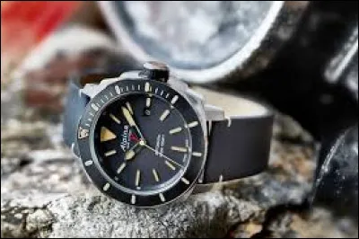 Que faut-il ajouter à "mon" pour obtenir le nom d'un bracelet avec un cadran accroché permettant de lire l'heure ?