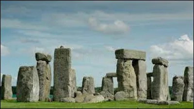 Que faut-il ajouter à "mon" pour obtenir ce qui est constitué d'un seul bloc de pierre ?
