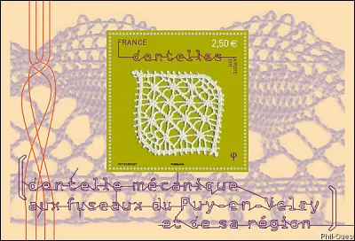 La dentelle du Puy (aux fuseaux) connut son apogée sous Colbert. Relancée au 19ème siècle, elle connut encore une certaine prospérité ; mais, et depuis 1870, elle est aujourd'hui ... (Complétez !)