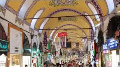 Vaste ensemble commercial au coeur de villes iraniennes ou turques :