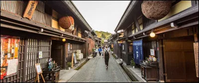 Dans quel pays se trouve la ville historique de Takayama ?