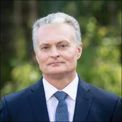 Quel pays cet homme dirige-t-il ?