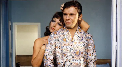 Quel actrice accompagne Jean-Louis Trintignant dans le long-métrage "Les Biches" ?