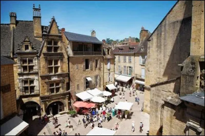 Quelle ville de Dordogne reçoit 4 millions de visiteurs chaque année ?