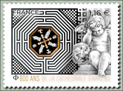 Désolé, mais nous revenons encore à cette cathédrale, qui a fêté ses 800 ans en 2020 : si Reims a son ange qui sourit, celle-ci a ...