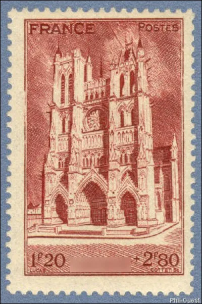 Meilleur point de repère : sa cathédrale. Sauf que, malheureusement, on ne peut plus la voir telle que sur ce timbre de 1944. Pourquoi ?