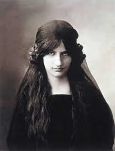 Faits divers : 
Jeanne Hébuterne est née à Meaux le 6 avril 1898. Artiste peintre, elle est restée dans la mémoire populaire pour avoir mis fin à ses jours deux jours après son compagnon, lui aussi peintre, avec lequel elle entretenait une relation amoureuse passionnée, et dont elle était visiblement enceinte. Quel est le nom de son amant pour qui elle donna sa vie, folle de chagrin ?