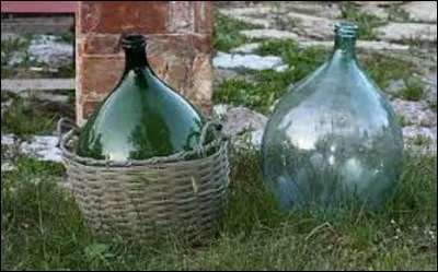Objet : 
Souvent en verre, parfois en grès, une dame-jeanne est une grosse bouteille. Combien, environ, peut-elle contenir de litres ?