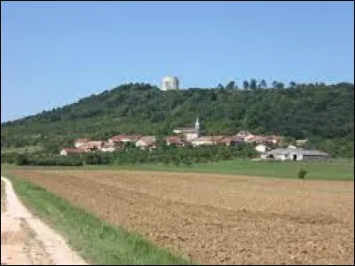 Nous nous rendons maintenant dans le Grand-Est, à Montsec. Village au pied d'une butte (la butte de Montsec), sur laquelle se trouve un monument commémoratif américain, sur les abords du lac de Madine, il se situe dans le département ...