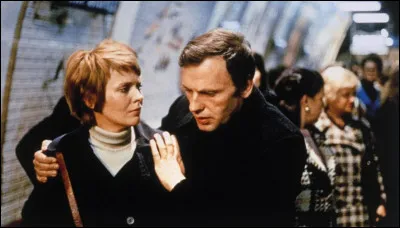 Quelle actrice est à ses côtés dans "L'Attentat" ?