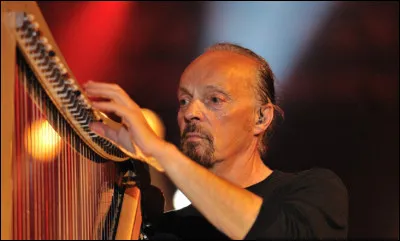 Qui est ce auteur-compositeur-interprète, auteur de l'album ''Légende'' ?