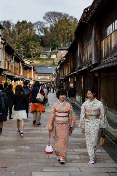 La ville japonaise de Kanazawa, 460 000 habitants, connue pour son jardin Kenroku-en, ses temples et vieux quartiers, se situe ...