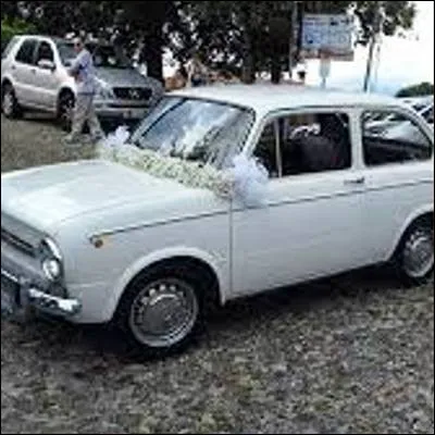Quel mod&egrave;le de voiture fran&ccedil;aise produit entre 1961 et 1978, proche de la Fiat 850, a &eacute;t&eacute; r&eacute;compens&eacute; pour sa ligne &eacute;l&eacute;gante due &agrave; un styliste fran&ccedil;ais ?
