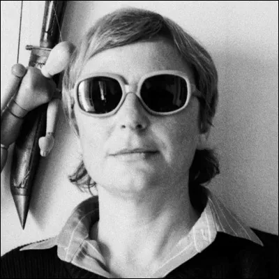 De quel mouvement d�art contemporain l�artiste fran&ccedil;aise Gina Pane est-elle l�une des repr&eacute;sentantes majeures ?