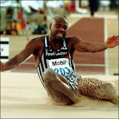 Quel athl&egrave;te a conserv&eacute; le record du monde de saut en longueur de 1968 &agrave; 1991 ?