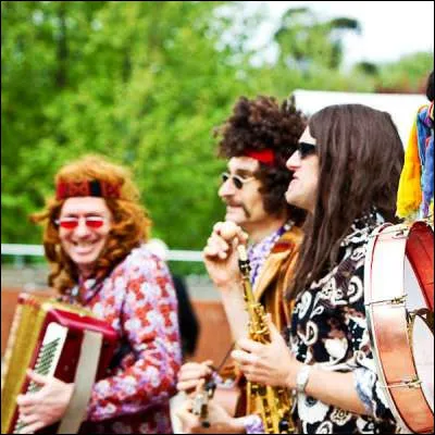 Quel pantalon faisait partie de l�accoutrement typique des hippies ?