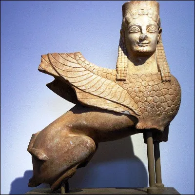 Quelle cr&eacute;ature l&eacute;gendaire issue de diff&eacute;rentes mythologies m&eacute;diterran&eacute;ennes poss&egrave;de un corps de lion parfois ail&eacute; et une t&ecirc;te humaine ou animale ?